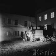 1958, Kielce, Polska.
Z okazji 400 rocznicy założenia Poczty Polskiej, trasą Kielce-Wrocław przejechał zabytkowy dyliżans pocztowy. W Miedzianej Górze zorganizowano inscenizację napadu na pocztę. Nz. aktorzy i dyliżans na podwórzu starej poczty. 
Fot. Irena Jarosińska, zbiory Ośrodka KARTA