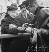 1958, Polska.
Z okazji 400 rocznicy założenia Poczty Polskiej, trasą Kielce-Wrocław przejechał zabytkowy dyliżans pocztowy. Nz. oczekiwanie na zaprzęg pocztowy.
Fot. Irena Jarosińska, zbiory Ośrodka KARTA