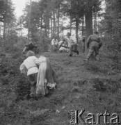 1958, Miedziana Góra, Polska.
Z okazji 400 rocznicy założenia Poczty Polskiej, trasą Kielce-Wrocław przejechał zabytkowy dyliżans pocztowy. Nz. inscenizacja napadu na pocztę. 
Fot. Irena Jarosińska, zbiory Ośrodka KARTA