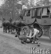 1958, Miedziana Góra, Polska.
Z okazji 400 rocznicy założenia Poczty Polskiej, trasą Kielce-Wrocław przejechał zabytkowy dyliżans pocztowy. Nz. inscenizacja napadu na pocztę. 
Fot. Irena Jarosińska, zbiory Ośrodka KARTA