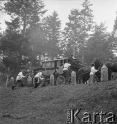 1958, Miedziana Góra, Polska.
Z okazji 400 rocznicy założenia Poczty Polskiej, trasą Kielce-Wrocław przejechał zabytkowy dyliżans pocztowy. Nz. inscenizacja napadu na pocztę. 
Fot. Irena Jarosińska, zbiory Ośrodka KARTA