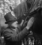 1958, Polska.
Z okazji 400 rocznicy założenia Poczty Polskiej, trasą Kielce-Wrocław przejechał zabytkowy dyliżans pocztowy. Nz. pocztylion.
Fot. Irena Jarosińska, zbiory Ośrodka KARTA