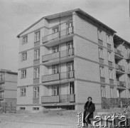 Lata 50.-60., Warszawa, Polska. 
Architektka Maria Piechotka na zaprojektowanym przez siebie osiedlu na Bielanach. 
Fot. Irena Jarosińska, zbiory Ośrodka KARTA