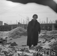 Lata 50.-60., Warszawa, Polska. 
Architektka Maria Piechotka na zaprojektowanym przez siebie osiedlu na Bielanach. 
Fot. Irena Jarosińska, zbiory Ośrodka KARTA
