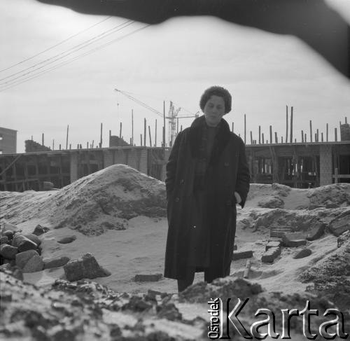 Lata 50.-60., Warszawa, Polska. 
Architektka Maria Piechotka na zaprojektowanym przez siebie osiedlu na Bielanach. 
Fot. Irena Jarosińska, zbiory Ośrodka KARTA