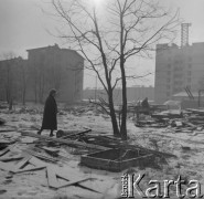 Lata 50.-60., Warszawa, Polska. 
Architektka Maria Piechotka na zaprojektowanym przez siebie osiedlu na Bielanach. 
Fot. Irena Jarosińska, zbiory Ośrodka KARTA