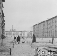 Lata 50.-60., Warszawa, Polska. 
Architektka Maria Piechotka na zaprojektowanym przez siebie osiedlu na Bielanach. 
Fot. Irena Jarosińska, zbiory Ośrodka KARTA