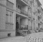 Lata 50.-60., Warszawa, Polska. 
Architektka Maria Piechotka na zaprojektowanym przez siebie osiedlu na Bielanach. 
Fot. Irena Jarosińska, zbiory Ośrodka KARTA