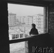 Lata 50.-60., Warszawa, Polska. 
Architektka Maria Piechotka na zaprojektowanym przez siebie osiedlu na Bielanach. 
Fot. Irena Jarosińska, zbiory Ośrodka KARTA