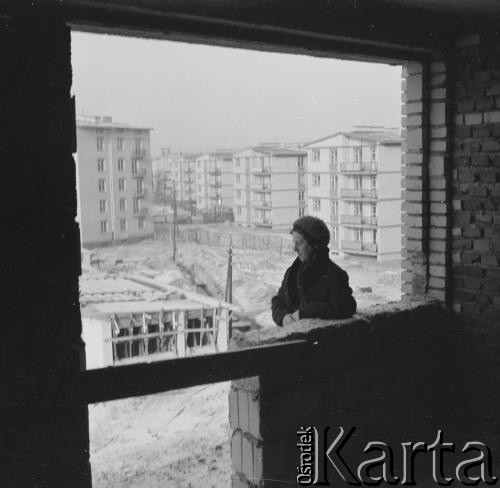 Lata 50.-60., Warszawa, Polska. 
Architektka Maria Piechotka na zaprojektowanym przez siebie osiedlu na Bielanach. 
Fot. Irena Jarosińska, zbiory Ośrodka KARTA
