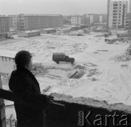 Lata 50.-60., Warszawa, Polska. 
Architektka Maria Piechotka na zaprojektowanym przez siebie osiedlu na Bielanach. 
Fot. Irena Jarosińska, zbiory Ośrodka KARTA