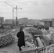 Lata 50.-60., Warszawa, Polska. 
Architektka Maria Piechotka na zaprojektowanym przez siebie osiedlu na Bielanach. 
Fot. Irena Jarosińska, zbiory Ośrodka KARTA
