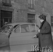 Lata 50.-60., Warszawa, Polska. 
Architektka Maria Piechotka na zaprojektowanym przez siebie osiedlu na Bielanach. 
Fot. Irena Jarosińska, zbiory Ośrodka KARTA