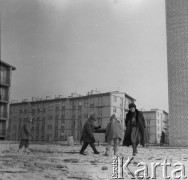 Lata 50.-60., Warszawa, Polska. 
Architektka Maria Piechotka na zaprojektowanym przez siebie osiedlu na Bielanach. 
Fot. Irena Jarosińska, zbiory Ośrodka KARTA