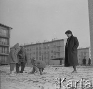 Lata 50.-60., Warszawa, Polska. 
Architektka Maria Piechotka na zaprojektowanym przez siebie osiedlu na Bielanach. 
Fot. Irena Jarosińska, zbiory Ośrodka KARTA