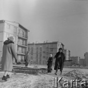 Lata 50.-60., Warszawa, Polska. 
Architektka Maria Piechotka na zaprojektowanym przez siebie osiedlu na Bielanach. 
Fot. Irena Jarosińska, zbiory Ośrodka KARTA