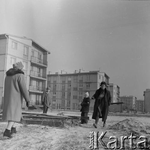 Lata 50.-60., Warszawa, Polska. 
Architektka Maria Piechotka na zaprojektowanym przez siebie osiedlu na Bielanach. 
Fot. Irena Jarosińska, zbiory Ośrodka KARTA
