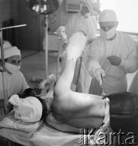 1957, Zakopane, Polska.
Resekcja tkanki płucnej u pacjenta chorego na gruźlicę.
Fot. Irena Jarosińska, zbiory Ośrodka KARTA