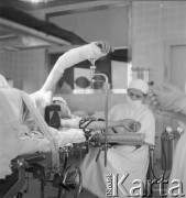 1957, Zakopane, Polska.
Resekcja tkanki płucnej u pacjenta chorego na gruźlicę.
Fot. Irena Jarosińska, zbiory Ośrodka KARTA