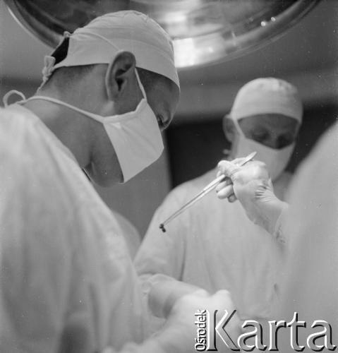 1957, Zakopane, Polska.
Resekcja tkanki płucnej u pacjenta chorego na gruźlicę.
Fot. Irena Jarosińska, zbiory Ośrodka KARTA