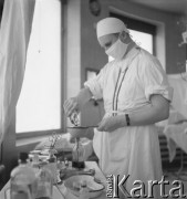 1957, Zakopane, Polska.
Sala operacyjna podczas resekcji tkanki płucnej u pacjenta chorego na gruźlicę.
Fot. Irena Jarosińska, zbiory Ośrodka KARTA