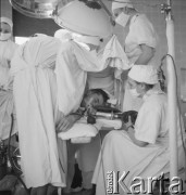 1957, Zakopane, Polska.
Resekcja tkanki płucnej u pacjenta chorego na gruźlicę.
Fot. Irena Jarosińska, zbiory Ośrodka KARTA