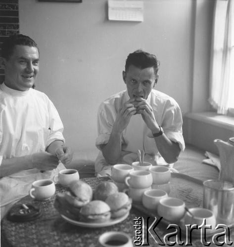 1957, Zakopane, Polska.
Lekarze w czasie posiłku.
Fot. Irena Jarosińska, zbiory Ośrodka KARTA