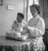 1957, Zakopane, Polska.
Lekarze w czasie posiłku.
Fot. Irena Jarosińska, zbiory Ośrodka KARTA