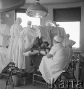 1957, Zakopane, Polska.
Resekcja tkanki płucnej u pacjenta chorego na gruźlicę.
Fot. Irena Jarosińska, zbiory Ośrodka KARTA