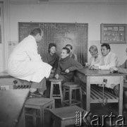 Lata 50.-60., Polska.
Mikrobiolog, stypendysta Fundacji Rockefellera z innymi naukowcami.
Fot. Irena Jarosińska, zbiory Ośrodka KARTA