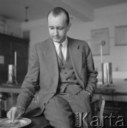 Lata 50.-60., Polska.
Mikrobiolog, stypendysta Fundacji Rockefellera.
Fot. Irena Jarosińska, zbiory Ośrodka KARTA