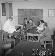 Lata 50.-60., Polska.
Mikrobiolog, stypendysta Fundacji Rockefellera z innymi naukowcami.
Fot. Irena Jarosińska, zbiory Ośrodka KARTA