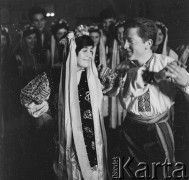 Lata 50.-60., Bartoszyce, Polska.
II Liceum Pedagogiczne, klasa z ukraińskim językiem nauczania. Występ zespołu ludowego.
Fot. Irena Jarosińska, zbiory Ośrodka KARTA