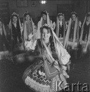 Lata 50.-60., Bartoszyce, Polska.
II Liceum Pedagogiczne, klasa z ukraińskim językiem nauczania. Występ zespołu ludowego.
Fot. Irena Jarosińska, zbiory Ośrodka KARTA