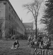 Lata 50., Henryków, Polska.
Opactwo Cystersów w Henrykowie - dzieci na dziedzińcu.
Fot. Irena Jarosińska, zbiory Ośrodka KARTA