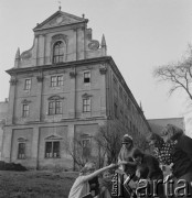 Lata 50., Henryków, Polska.
Opactwo Cystersów w Henrykowie - dzieci przed klasztorem.
Fot. Irena Jarosińska, zbiory Ośrodka KARTA