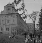 Lata 50., Henryków, Polska.
Opactwo Cystersów w Henrykowie - dzieci przed klasztorem.
Fot. Irena Jarosińska, zbiory Ośrodka KARTA