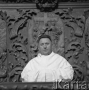Lata 50., Henryków, Polska.
Zakonnik w Opactwie Cystersów w Henrykowie.
Fot. Irena Jarosińska, zbiory Ośrodka KARTA