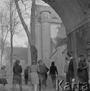 Lata 50., Henryków, Polska.
Opactwo Cystersów w Henrykowie - dzieci na dziedzińcu.
Fot. Irena Jarosińska, zbiory Ośrodka KARTA