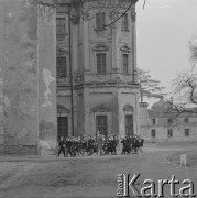 Lata 50., Henryków, Polska.
Opactwo Cystersów w Henrykowie - wycieczka szkolna.
Fot. Irena Jarosińska, zbiory Ośrodka KARTA