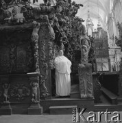 Lata 50., Henryków, Polska.
Zakonnik przy stallach w Opactwie Cystersów w Henrykowie.
Fot. Irena Jarosińska, zbiory Ośrodka KARTA