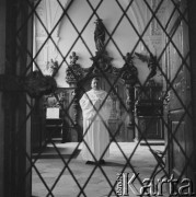 Lata 50., Henryków, Polska.
Zakonnik w Opactwie Cystersów w Henrykowie.
Fot. Irena Jarosińska, zbiory Ośrodka KARTA