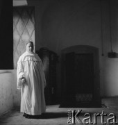 Lata 50., Henryków, Polska.
Zakonnik w Opactwie Cystersów w Henrykowie.
Fot. Irena Jarosińska, zbiory Ośrodka KARTA