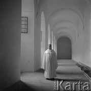 Lata 50., Henryków, Polska.
Zakonnik w Opactwie Cystersów w Henrykowie.
Fot. Irena Jarosińska, zbiory Ośrodka KARTA