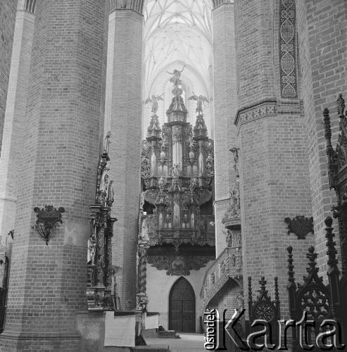 Lata 60., Pelplin, Polska. 
Bazylika katedralna Wniebowzięcia Najświętszej Maryi Panny. Organy chórowe.
Fot. Irena Jarosińska, zbiory Ośrodka KARTA