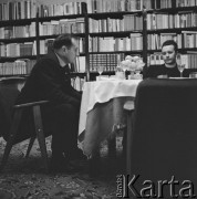 Lata 60., Pelplin, Polska. 
Ksiądz pełniący posługę (?) w bazylice katedralnej Wniebowzięcia Najświętszej Maryi Panny i nieznany mężczyzna.
Fot. Irena Jarosińska, zbiory Ośrodka KARTA
