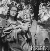 Lata 60., Kraków, Polska. 
Rzeźba Matki Boskiej z Dzieciątkiem na dziedzińcu kościoła św. Katarzyny Aleksandryjskiej i św. Małgorzaty (?).
Fot. Irena Jarosińska, zbiory Ośrodka KARTA
