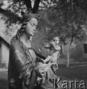 Lata 60., Kraków, Polska. 
Rzeźba Matki Boskiej z Dzieciątkiem na dziedzińcu kościoła św. Katarzyny Aleksandryjskiej i św. Małgorzaty (?).
Fot. Irena Jarosińska, zbiory Ośrodka KARTA