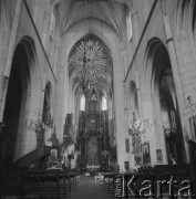 Lata 60., Kraków, Polska. 
Kościół św. Katarzyny Aleksandryjskiej i św. Małgorzaty. Nawa główna z widokiem na prezbiterium i ołtarz główny.
Fot. Irena Jarosińska, zbiory Ośrodka KARTA