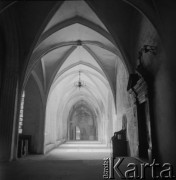 Lata 60., Kraków, Polska. 
Kościół św. Katarzyny Aleksandryjskiej i św. Małgorzaty. Krużganki.
Fot. Irena Jarosińska, zbiory Ośrodka KARTA